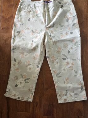 Gloria Vanderbilt Floral Print Cropped Pants in Cream and Soft Peach